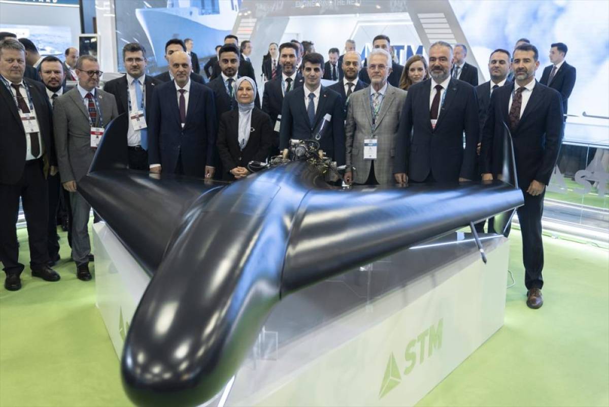 STM, menzili 1000 kilometreyi aşan kamikaze İHA "KUZGUN"u SAHA 2026'da tanıttı