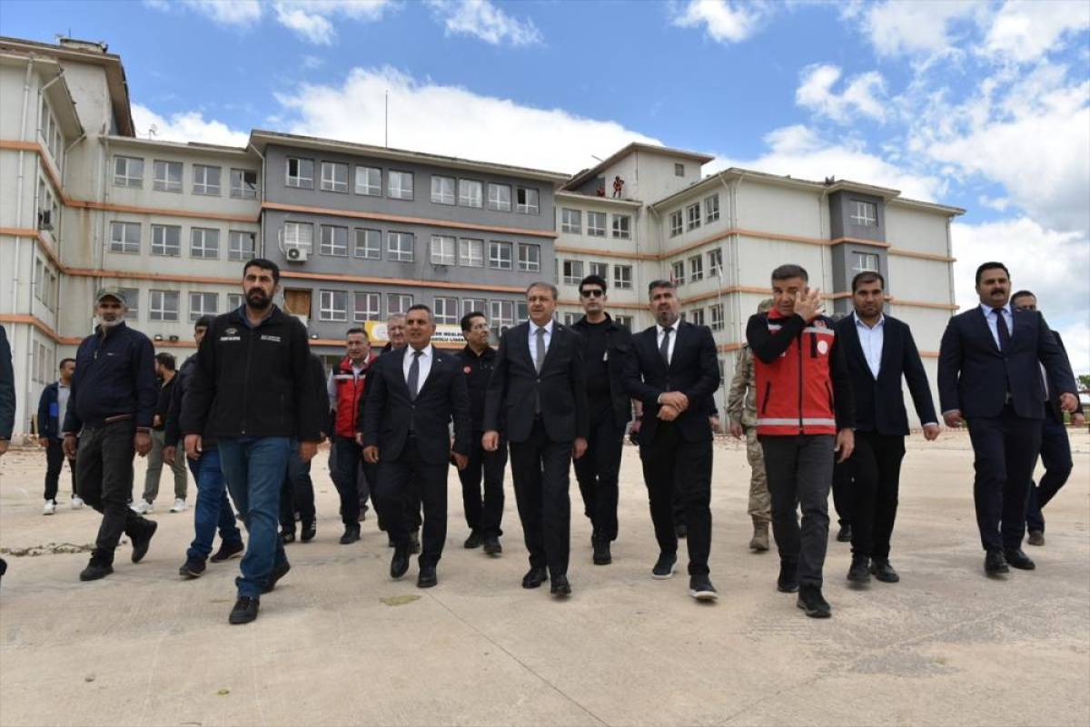 Şanlıurfa Valisi Şıldak fırtınadan etkilenen Viranşehir'de incelemede bulundu: