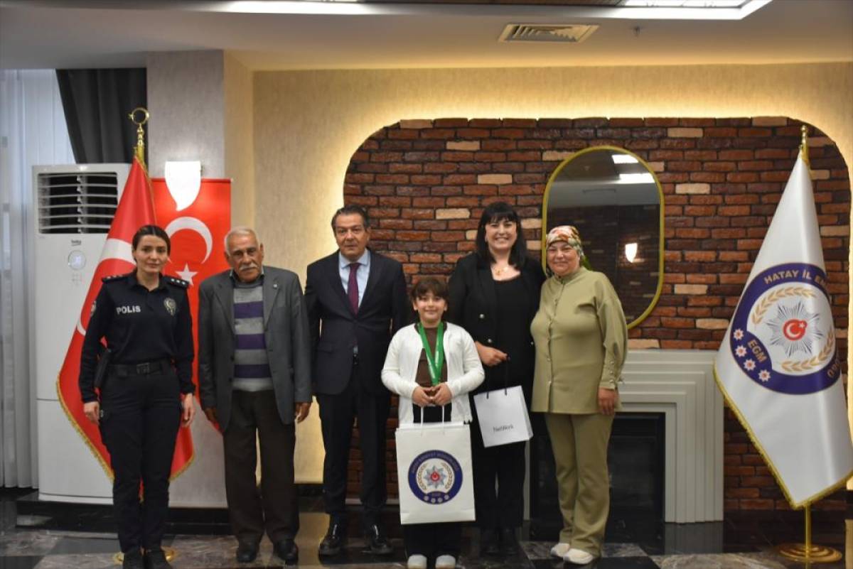Hatay İl Emniyet M&uuml;d&uuml;r&uuml; Yılmaz, Uluslararası İngilizce Olimpiyatı'nda &uuml;&ccedil;&uuml;nc&uuml; olan şehit kızını kutladı