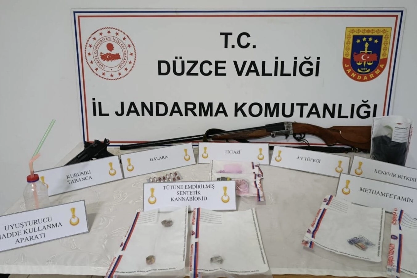 D&uuml;zce&rsquo;de uyuşturucuya 2 tutuklama