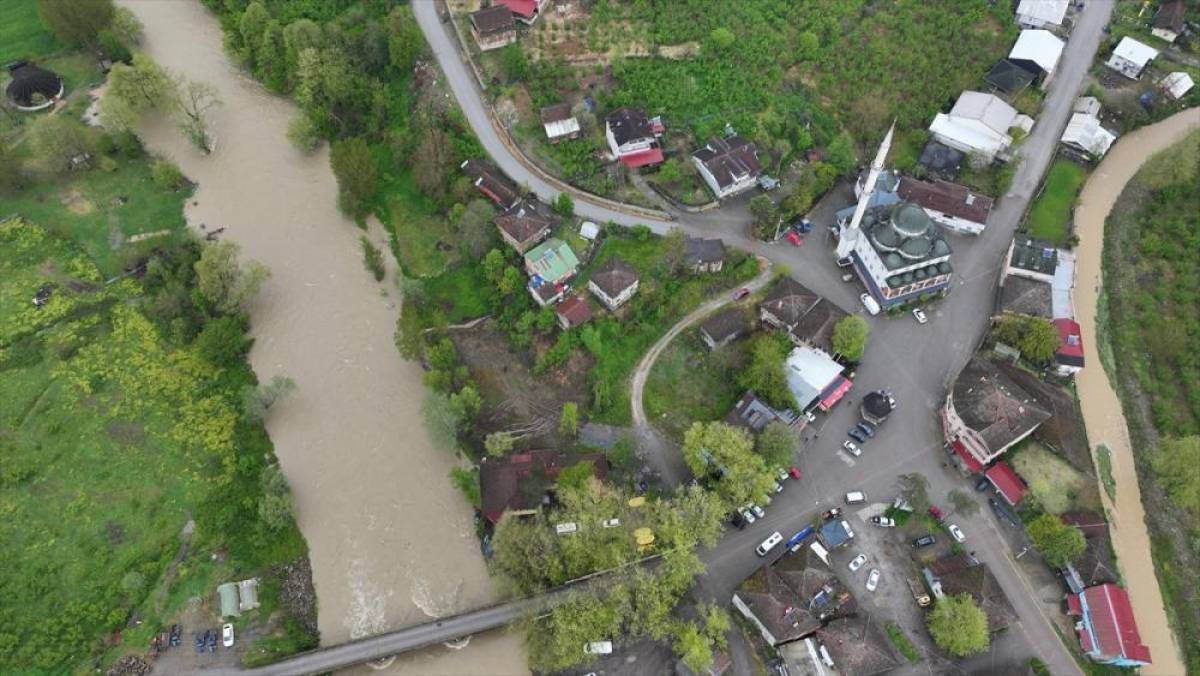 D&uuml;zce'de sağanak nedeniyle bazı tarım arazilerini ve işletmeleri su bastı