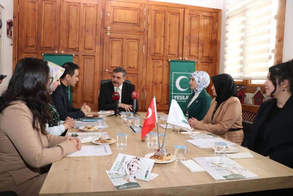 Erzurum Valisi &Ccedil;ift&ccedil;i, Yeşilay Erzurum Şube Başkanlığını ziyaret etti