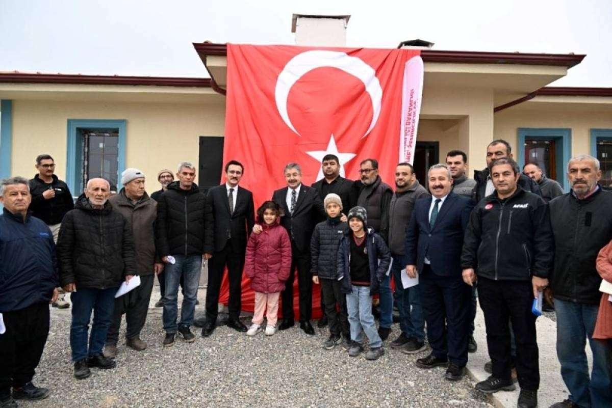 Osmaniye'de yapılan 14 k&ouml;y evinin anahtarı depremzedelere teslim edildi