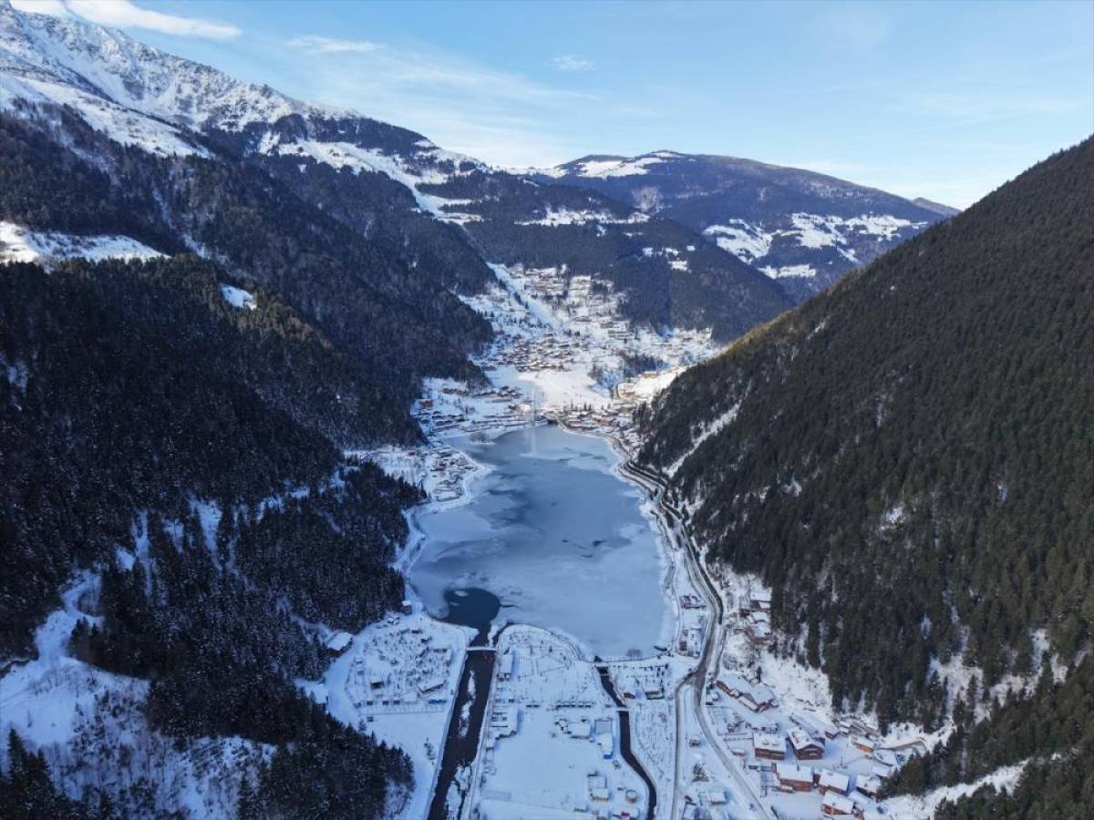 Trabzon'da y&uuml;zeyi buz tutan Uzung&ouml;l g&ouml;r&uuml;lmeye değer manzaralar sunuyor