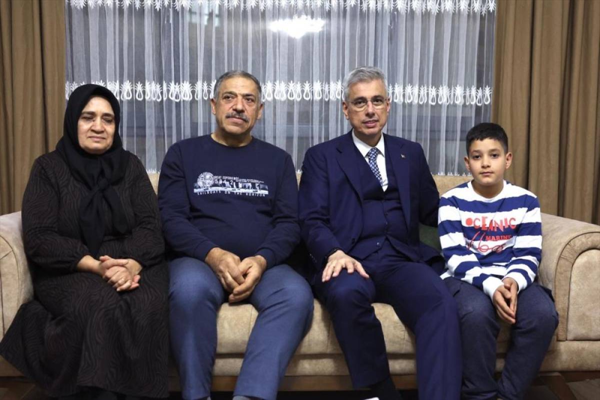 Sağlık Bakanı Memişoğlu, Hatay'da depremzede G&uuml;m&uuml;ş ailesini ziyaret etti