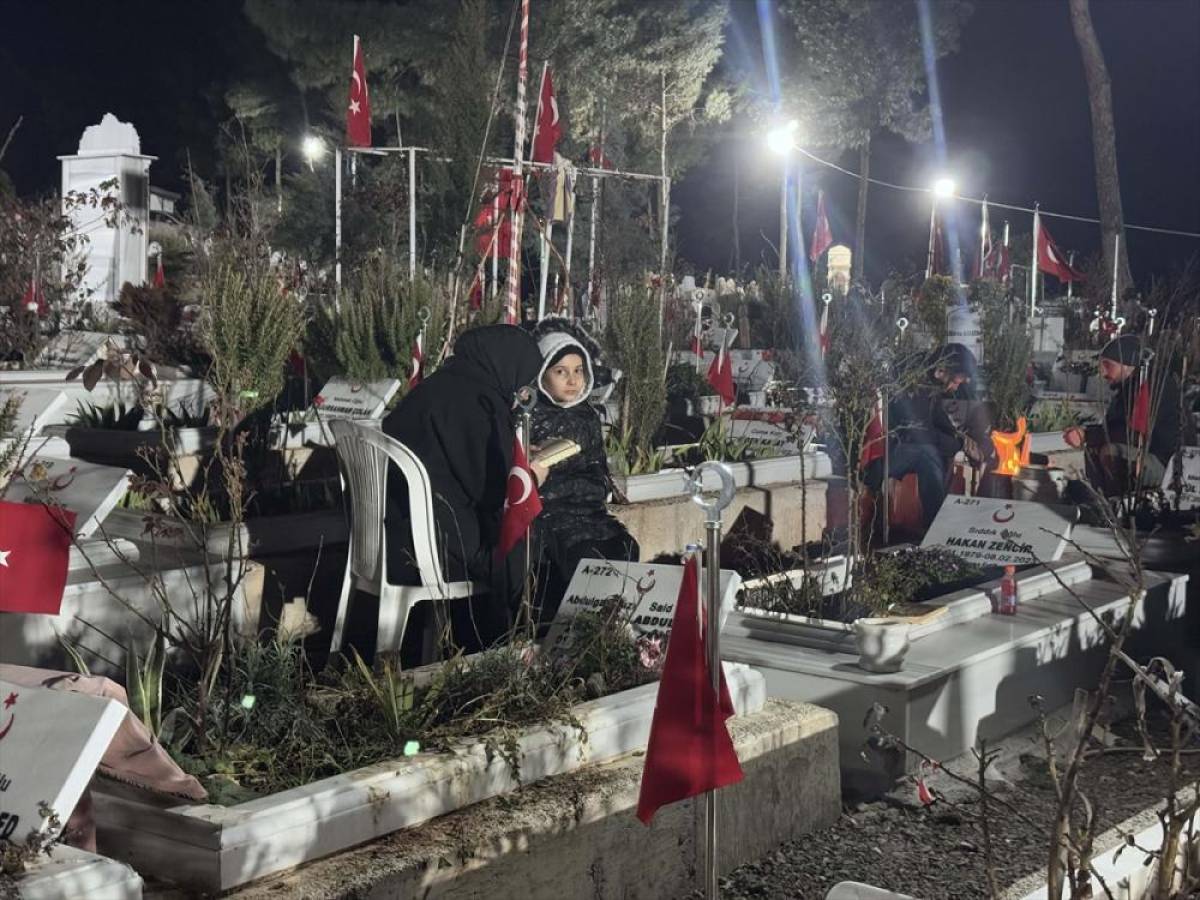 Kahramanmaraş'ta depremlerin &uuml;&ccedil;&uuml;nc&uuml; yılında mezarlık ziyaretleri geceden başladı