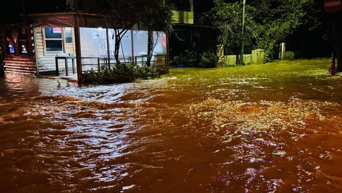 G&Uuml;NCELLEME - Muğla'nın Bodrum ve Marmaris il&ccedil;elerinde sağanak etkili oldu