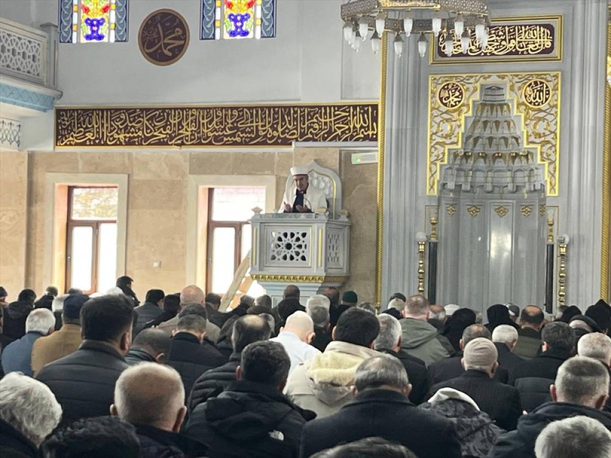 Hakkari'de 6 Şubat depremlerinde yaşamını yitirenler anıldı