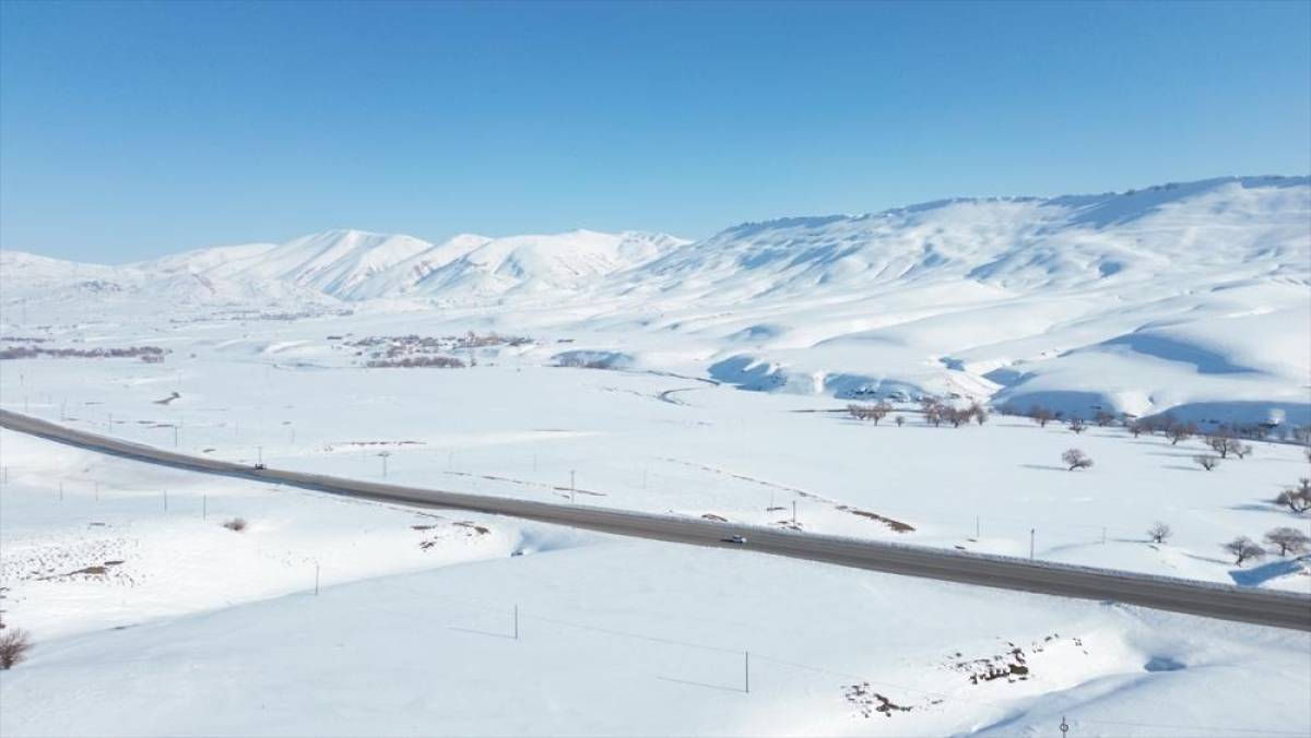Karla kaplı Karlıova'da g&uuml;zel manzaralar oluştu