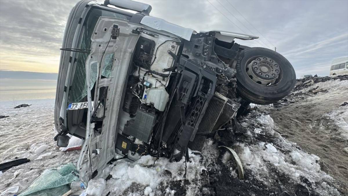 Erciş'te şarampole devrilen tırın s&uuml;r&uuml;c&uuml;s&uuml; yaralandı