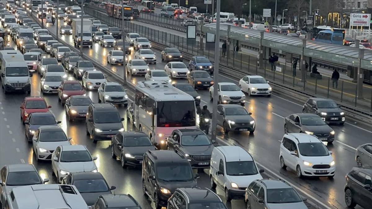 İstanbul'da trafik yoğunluğu y&uuml;zde 76'ya kadar &ccedil;ıktı