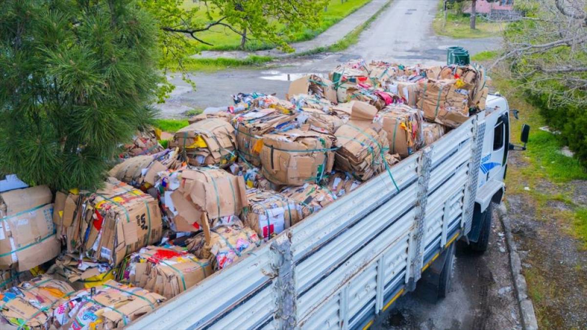 Erzincan Binali Yıldırım &Uuml;niversitesinde 76 ton atık geri d&ouml;n&uuml;ş&uuml;me kazandırıldı