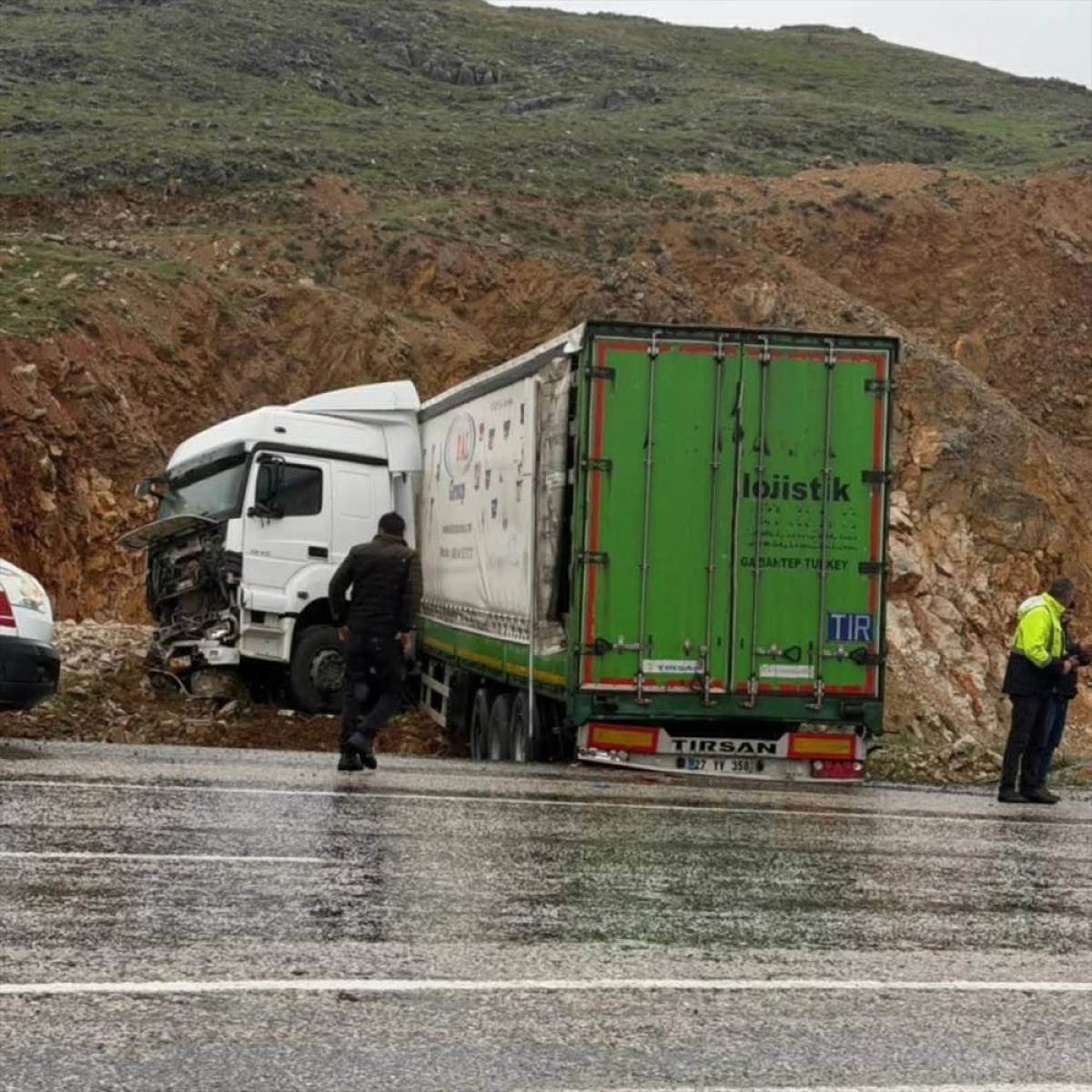 Malatya'da yoldan &ccedil;ıkan tırın s&uuml;r&uuml;c&uuml;s&uuml; yaralandı
