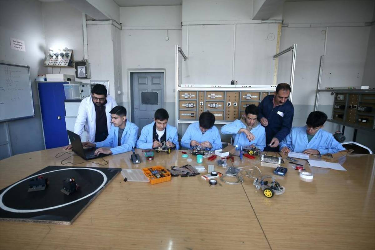 Ekran s&uuml;resini azaltan &ouml;ğrenciler tasarladıkları robotlarla birinciliğe odaklandı