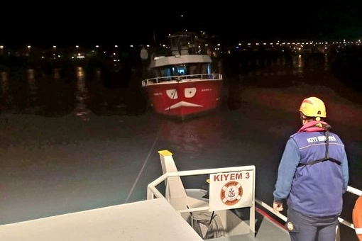 Kocaeli a&ccedil;ıklarında s&uuml;r&uuml;klenen tekne kurtarıldı