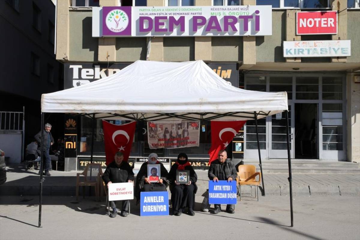 Muşlu aileler DEM Parti binası önündeki 