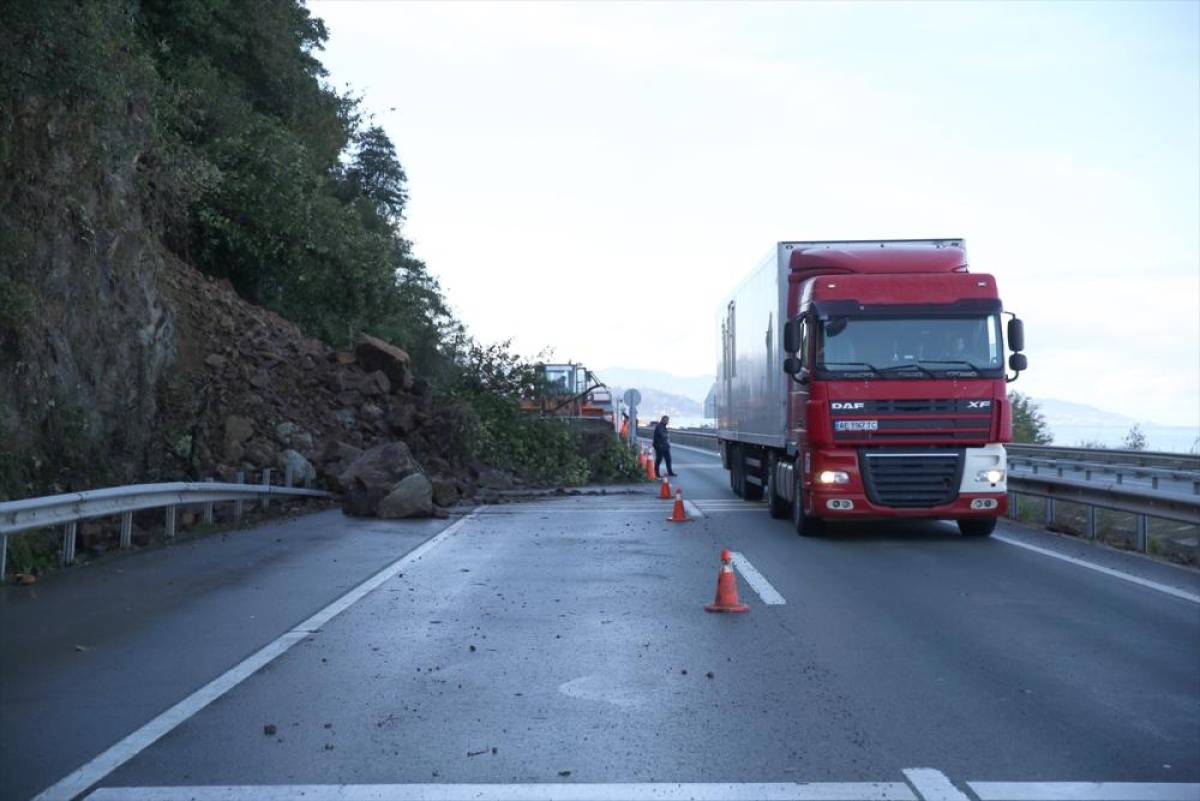 Karadeniz Sahil Yolu'nda heyelan sonrası çalışmalar sürüyor