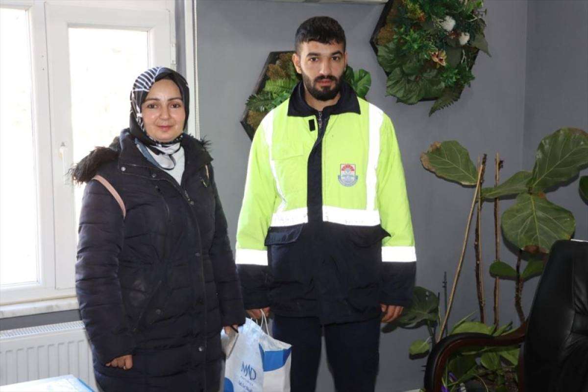 Yalova'da temizlik iş&ccedil;isinin sokakta bulduğu c&uuml;zdan sahibine ulaştırıldı