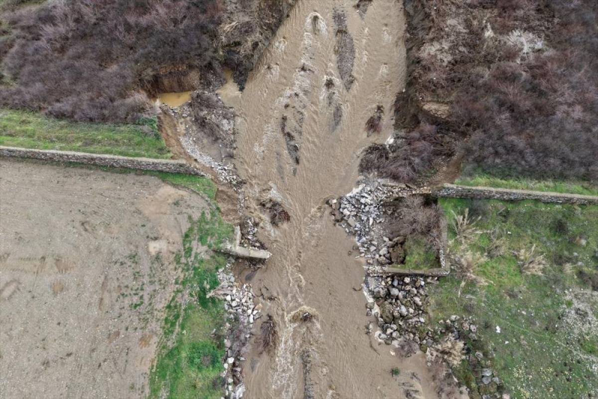 Manisa'da sağanak nedeniyle taşkın kontrol tesisi yıkıldı