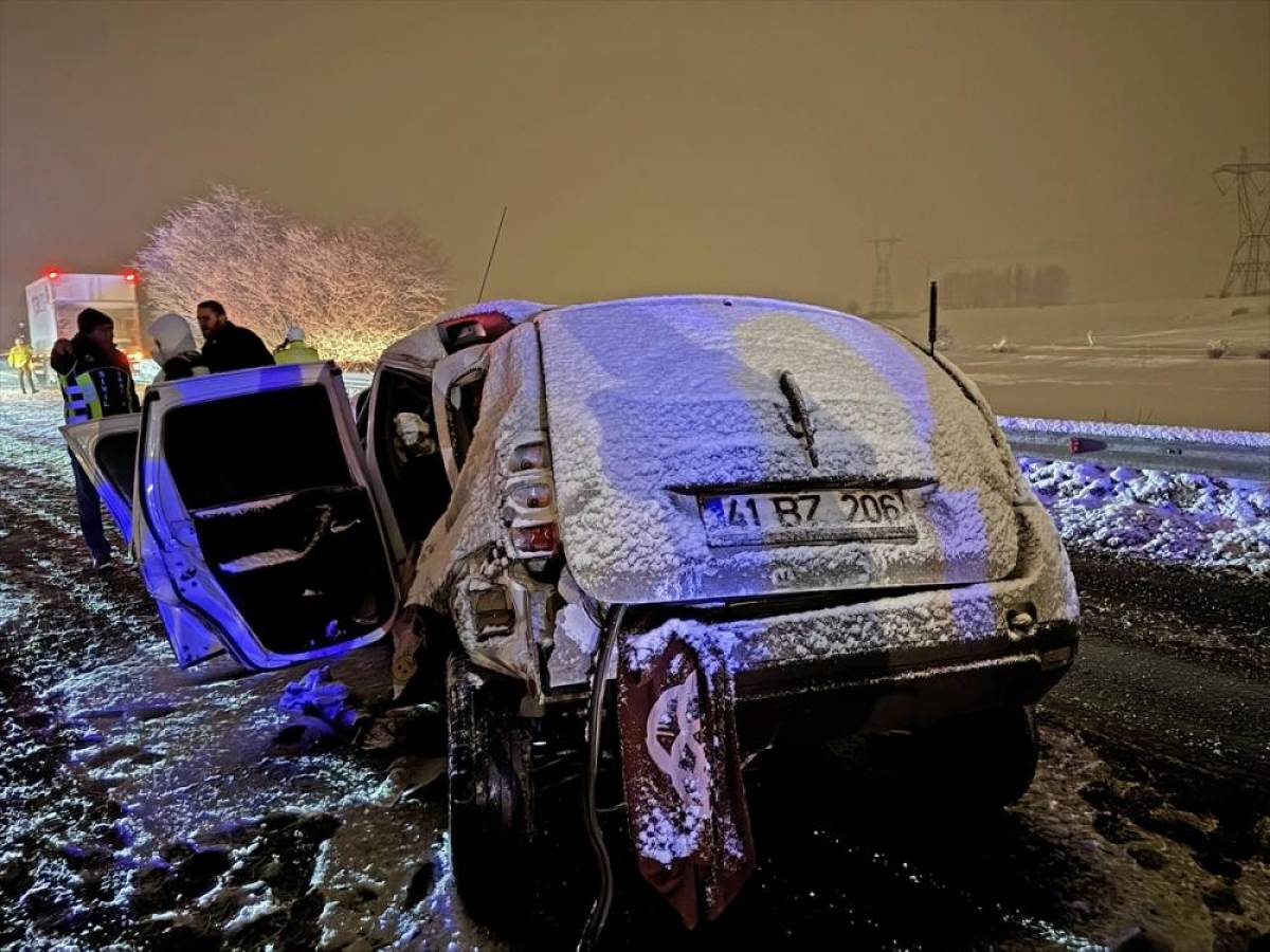 Erzurum'da tır ile &ccedil;arpışan SUV tipi ara&ccedil;taki 4 kişi hayatını kaybetti