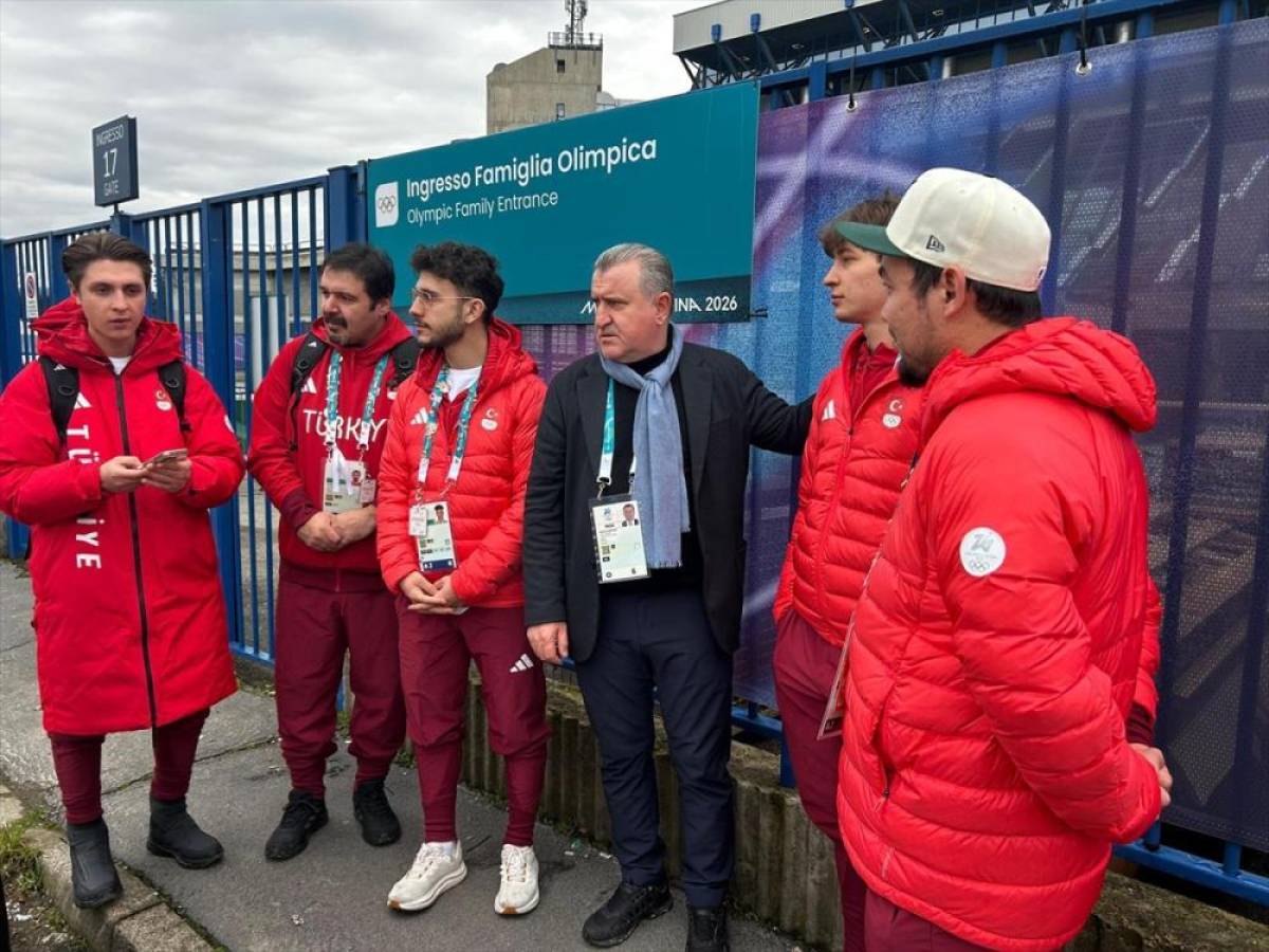 Bakan Bak, İtalya'da milli sporcuları ziyaret etti