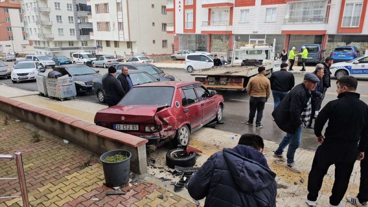&Ccedil;orum'da kamyonetin park halindeki ara&ccedil;lara &ccedil;arptığı kaza g&uuml;venlik kamerasında