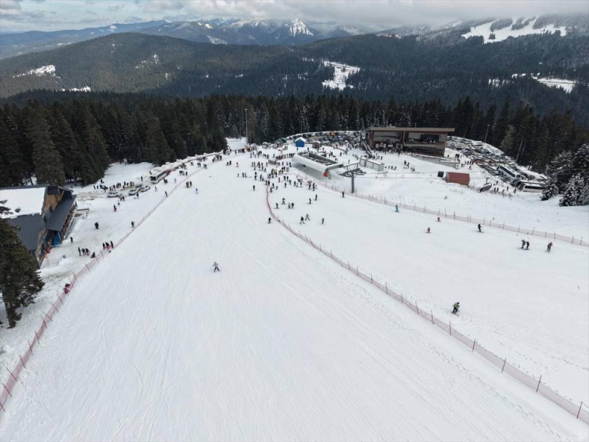 Yurduntepe Kayak Merkezi'nde ziyaret&ccedil;iler hem kayak yaptı hem de halay &ccedil;ekip eğlendi