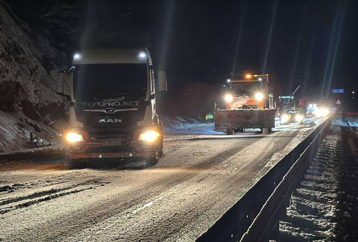 Kastamonu'da etkili olan kar ulaşımda aksamalara yol a&ccedil;tı