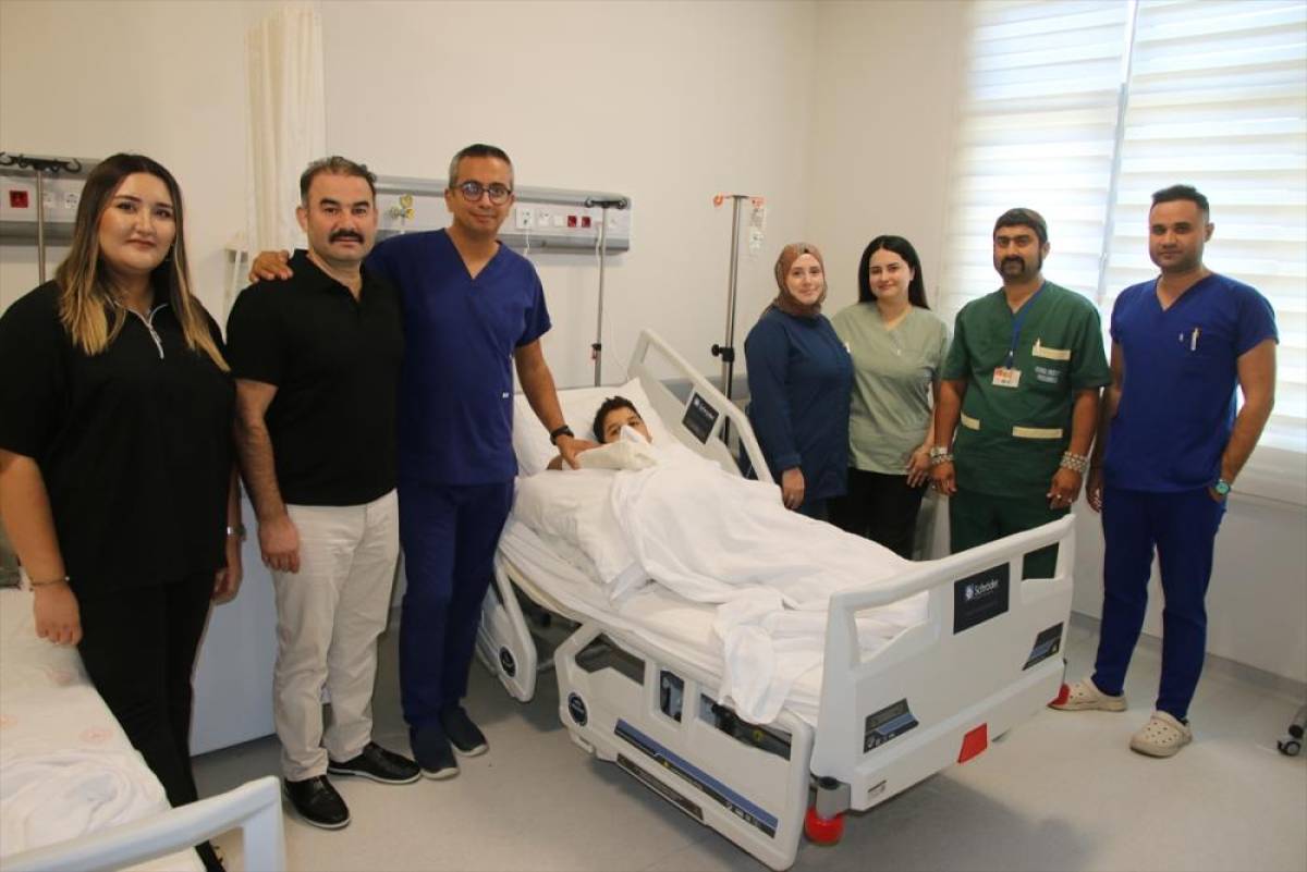 Elini makineye sıkıştıran &ccedil;ocuğun doku kaybına uğrayan parmakları başarılı operasyonla dikildi