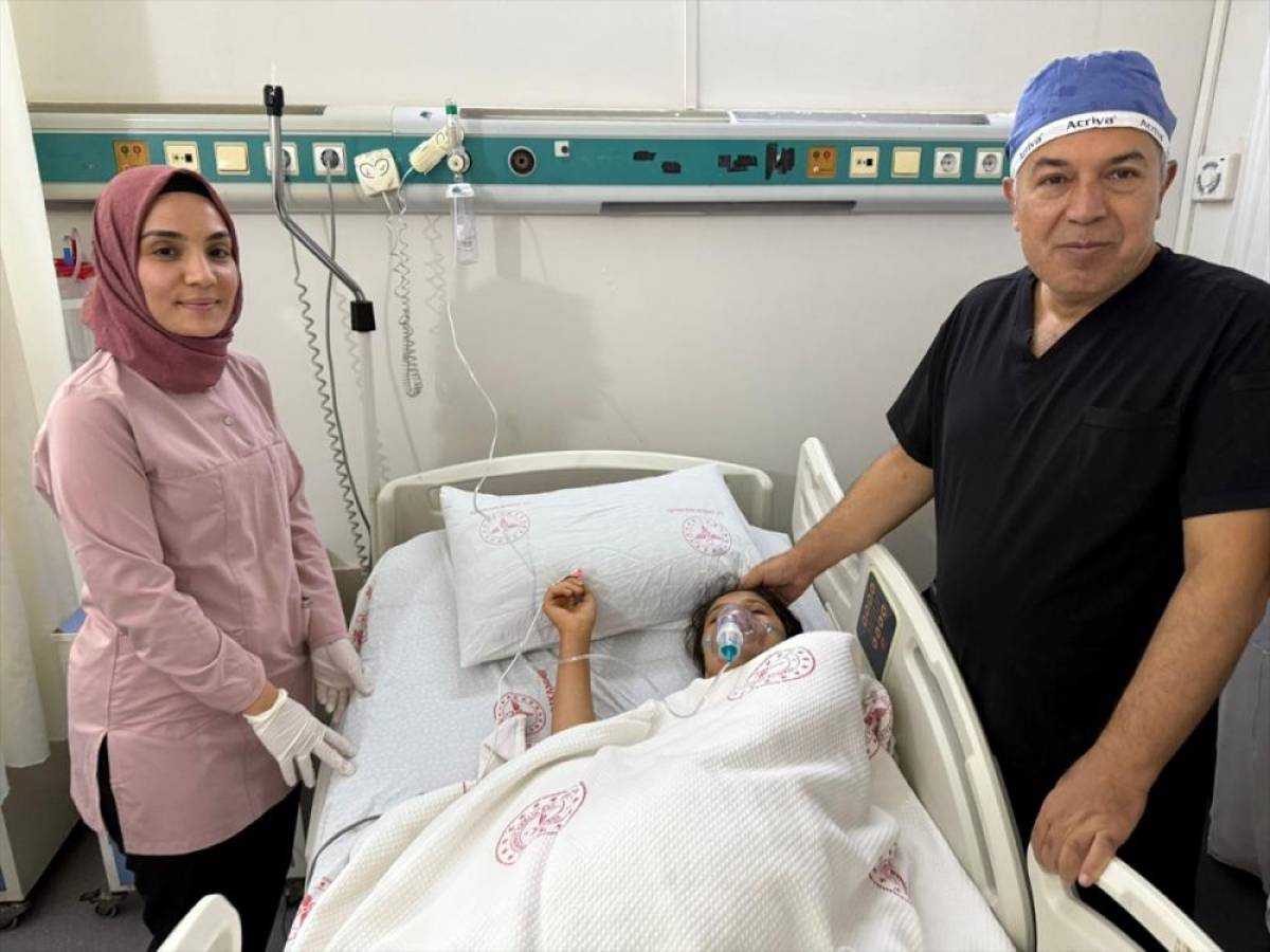 Şanlıurfa'da eşarbını d&uuml;zelten kız &ccedil;ocuğunun yuttuğu toplu iğne ameliyatla alındı