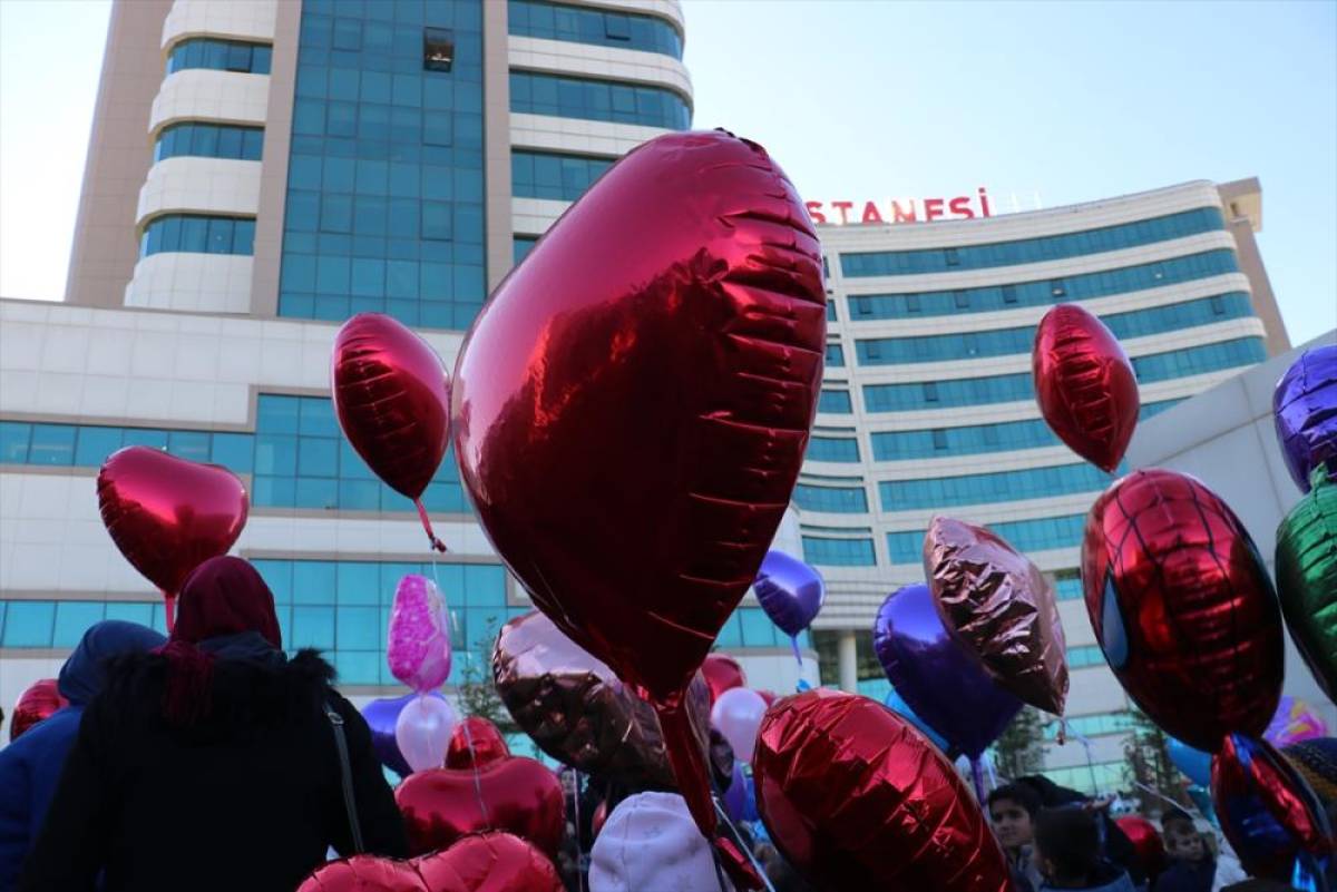 Erzurum'da anaokulu öğrencileri, lösemili akranları için gökyüzüne balon bıraktı