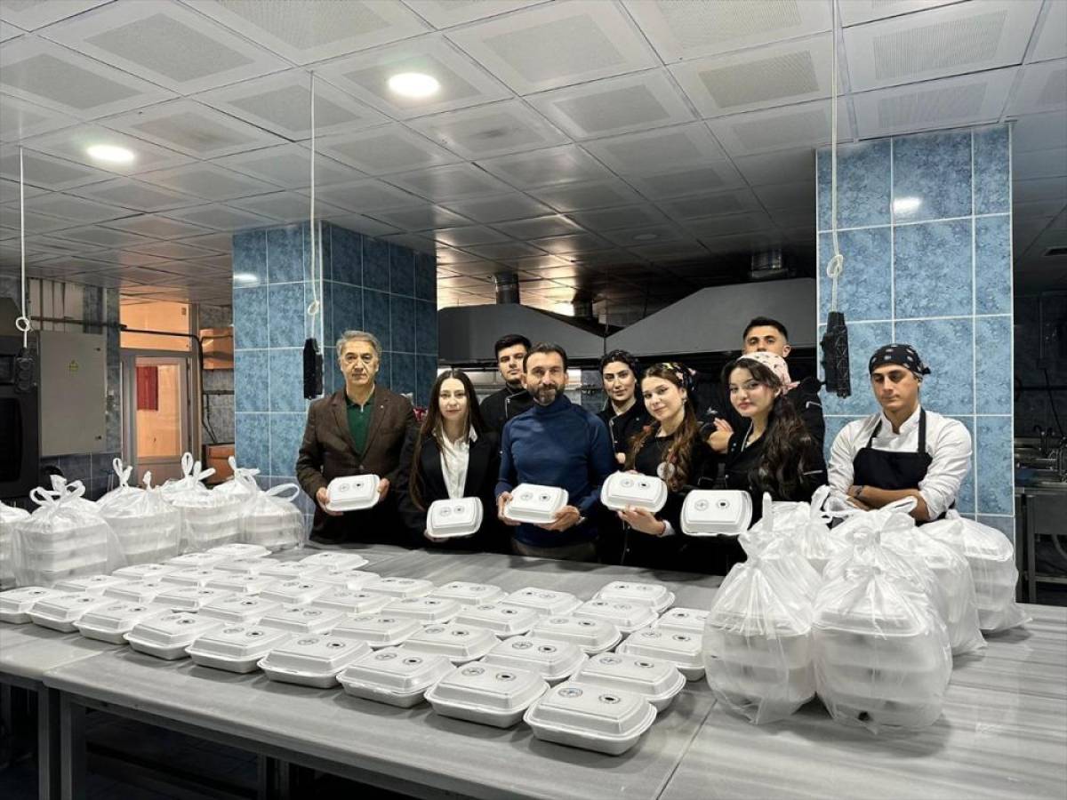 Balıkesir'de gastronomi bölümü öğrencilerinden ihtiyaç sahiplerine sıcak yemek desteği