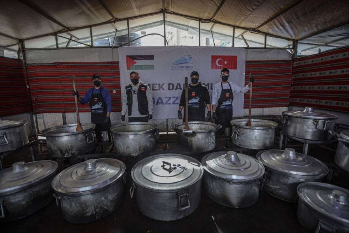 Mavi Marmara Derneği, Gazze'de g&uuml;nde 10 bin kişiye sıcak yemek dağıtacak hayır mutfağı a&ccedil;tı