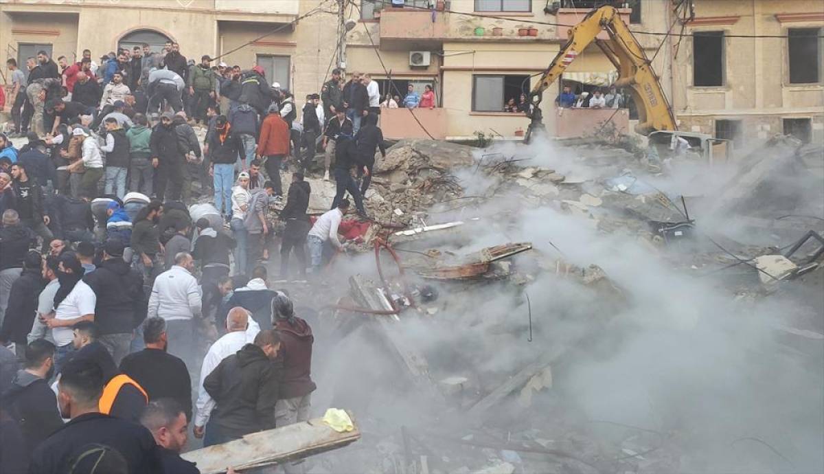 G&Uuml;NCELLEME - L&uuml;bnan'ın kuzeyindeki Trablusşam'da eski bir binanın &ccedil;&ouml;kmesi sonucu 6 kişi &ouml;ld&uuml;