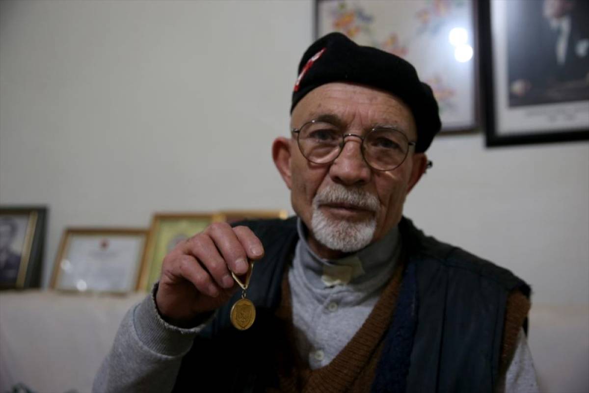 T&uuml;rk Silahlı Kuvvetlerini G&uuml;&ccedil;lendirme Vakfına bağışı dolayısıyla aldığı berat ve madalyasına g&ouml;z&uuml; gibi bakıyor