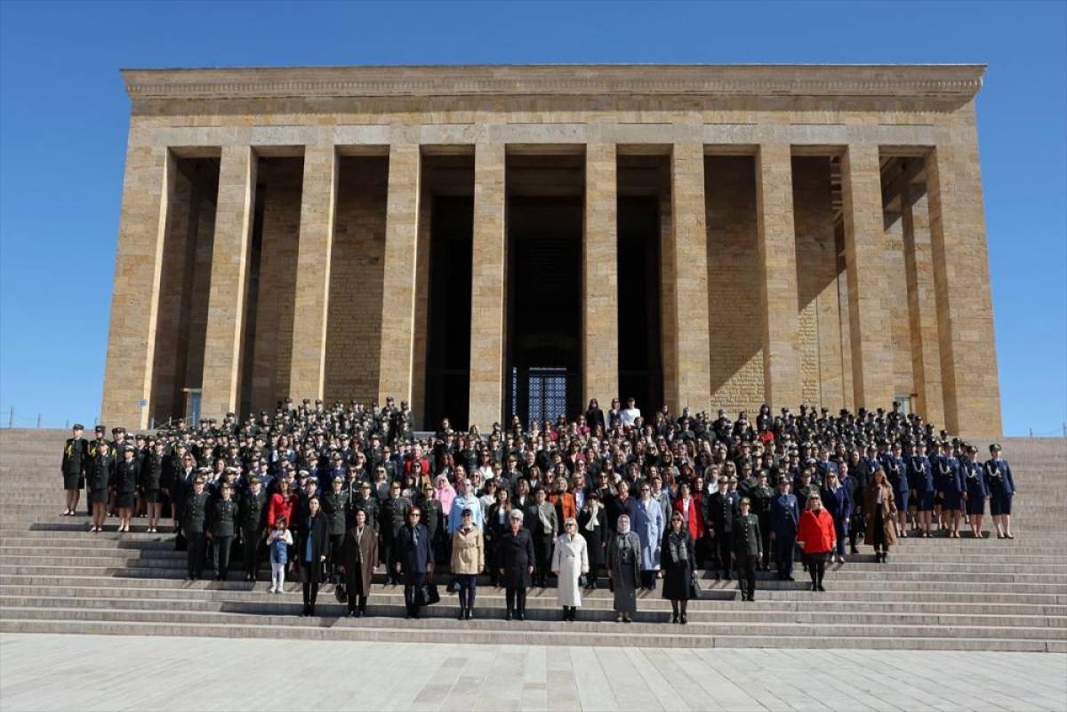 Bakan Güler'in eşi Demet Güler, kadın subay, astsubay ve sivil memurlarla Anıtkabir'i ziyaret etti