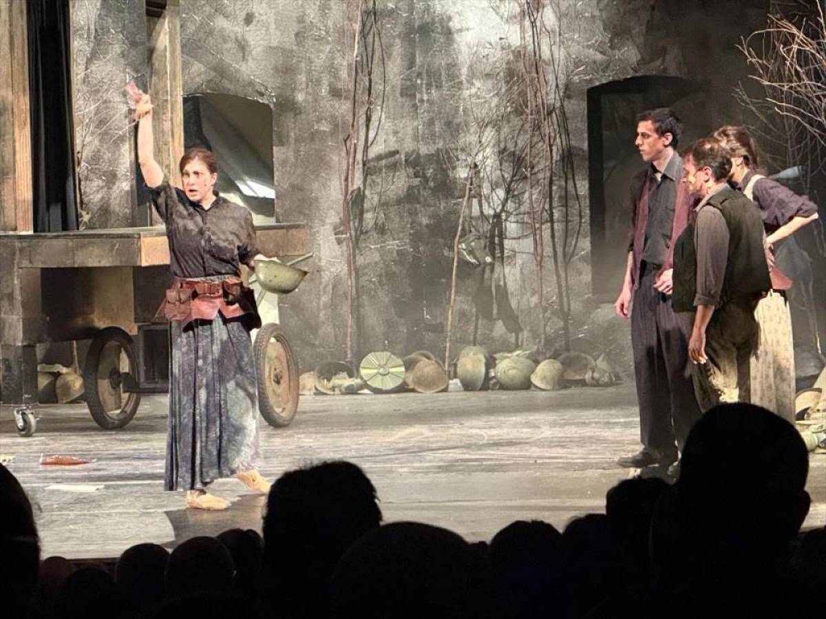 Bursa'da "Cesaret Ana ve &Ccedil;ocukları" oyunu sahnelendi