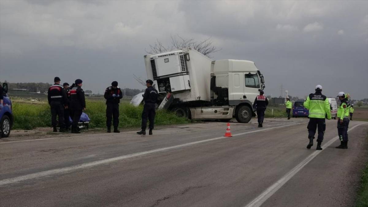 Adana'da tırla &ccedil;arpışan otomobilin s&uuml;r&uuml;c&uuml;s&uuml; &ouml;ld&uuml;