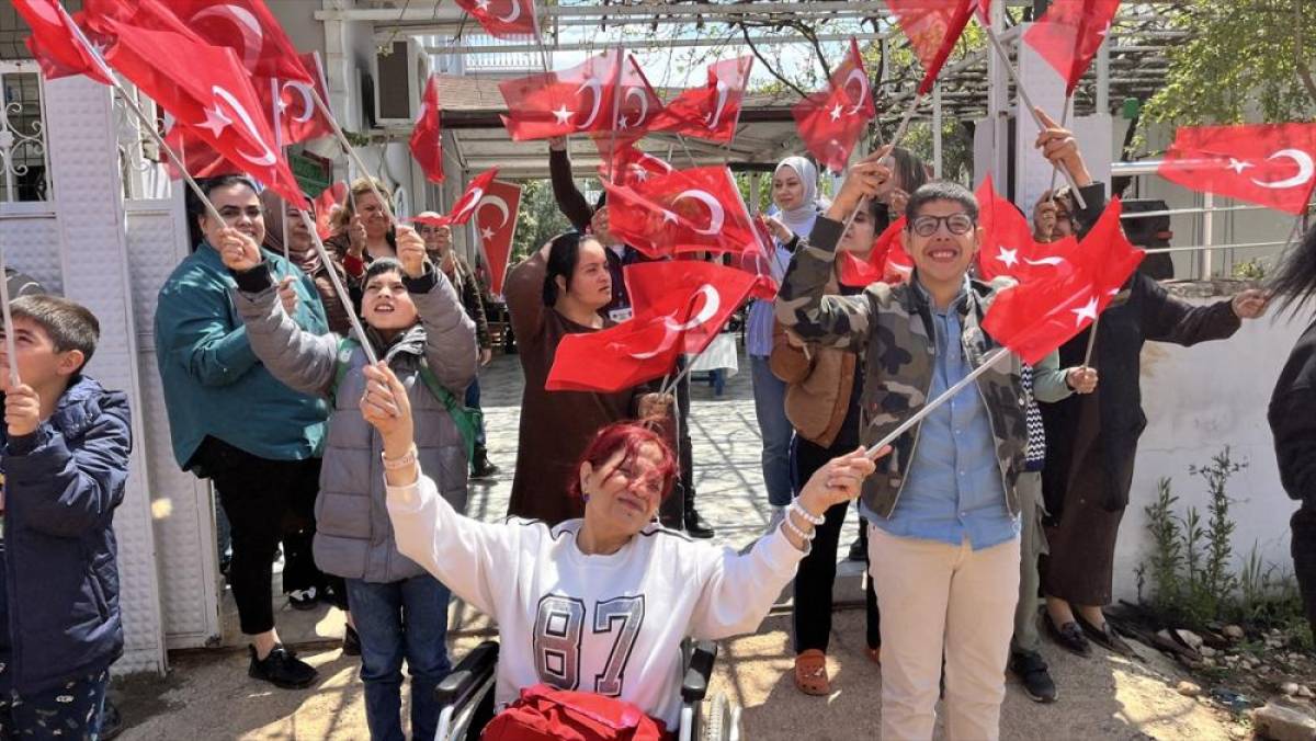 Hatay'da &ouml;zel gereksinimli &ouml;ğrenciler "sahte ihbarla" polise s&uuml;rpriz kutlama yaptı