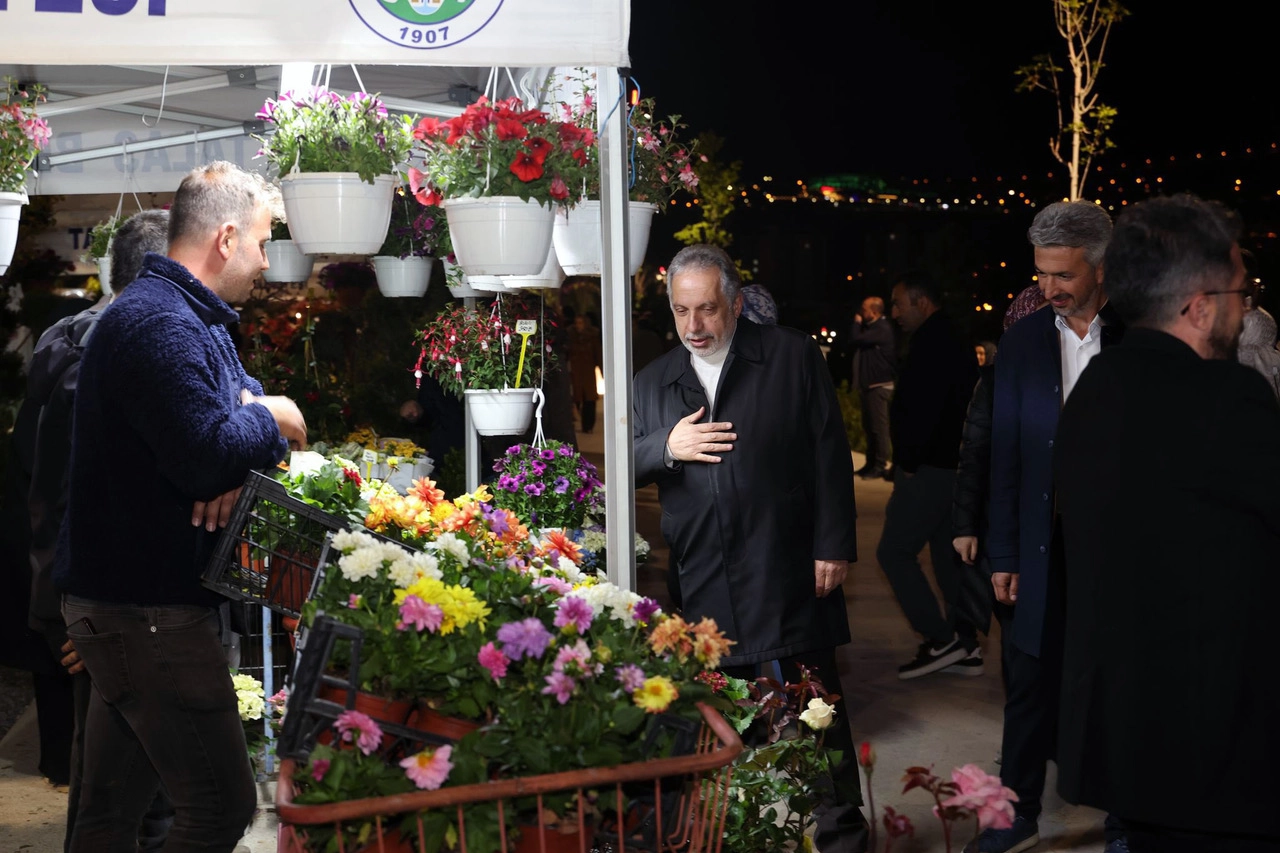 Kayseri Talas'taki &Ccedil;i&ccedil;ek Şenliği'nde Grup Şantiye r&uuml;zgarı