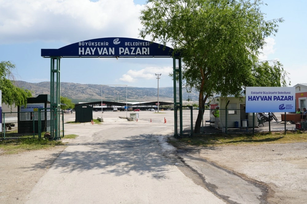 Eskişehir&rsquo;de Hayvan Pazarı Kurban Bayramı i&ccedil;in hazırlanıyor