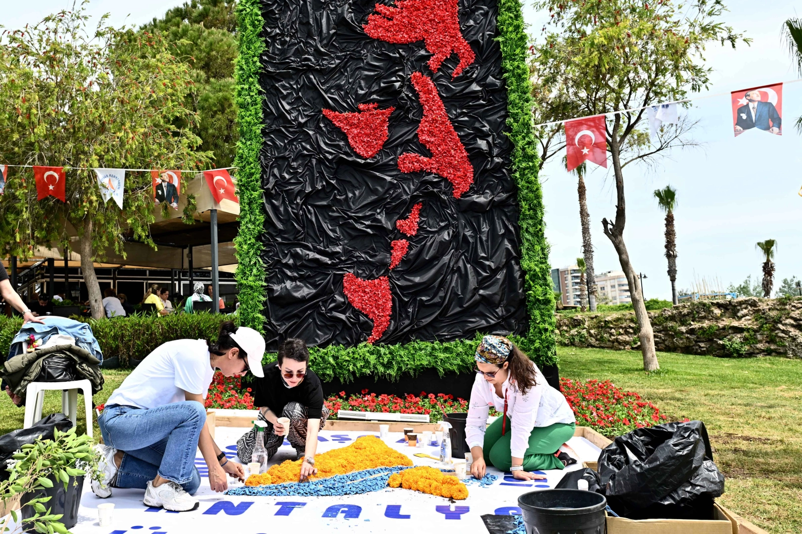 Antalya&rsquo;da 130 bin &ccedil;i&ccedil;ekle g&ouml;rsel şov