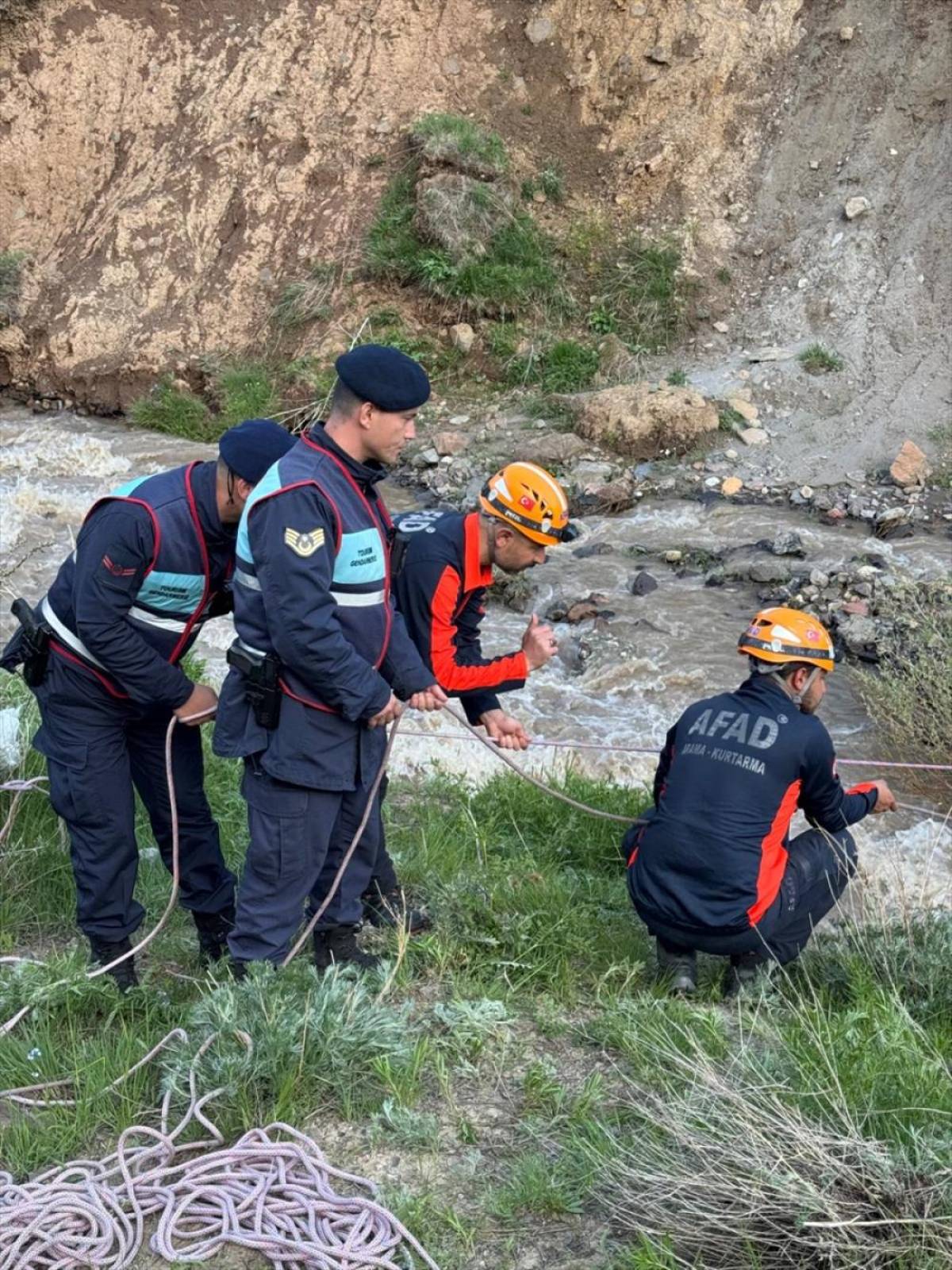 Erzurum'da mantar toplarken mahsur kalan &ccedil;ift, ekiplerince kurtarıldı
