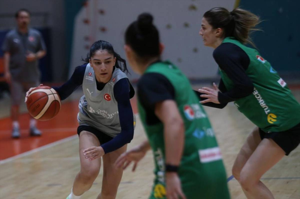 20 Yaş Altı &Uuml;mit Kız Basketbol Milli Takımı'nın Avrupa Şampiyonası hazırlıkları s&uuml;r&uuml;yor