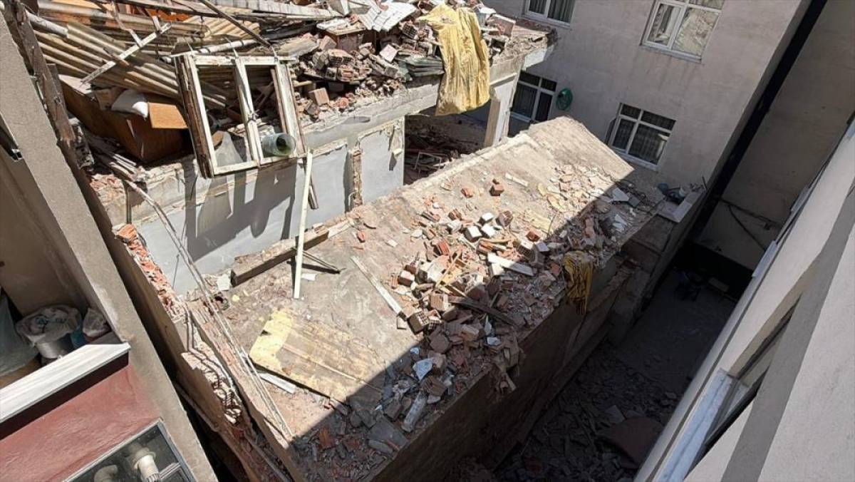 G&Uuml;NCELLEME - İstanbul'da kentsel d&ouml;n&uuml;ş&uuml;me giren bina kısmen &ccedil;&ouml;kt&uuml;, 3 kişi yaralandı