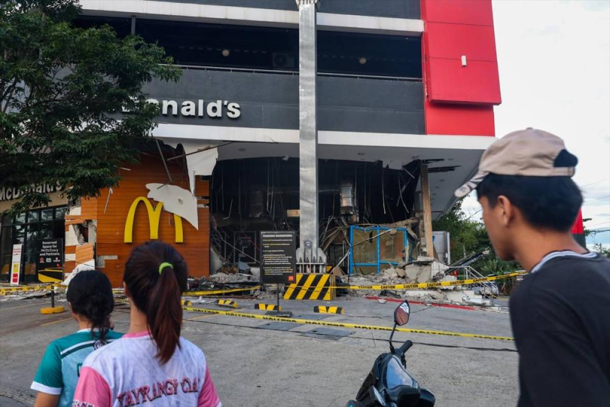 G&Uuml;NCELLEME 5 - Filipinler'in Mindanao b&ouml;lgesinde meydana gelen 7,8 b&uuml;y&uuml;kl&uuml;ğ&uuml;ndeki depremde 32 kişi &ouml;ld&uuml;