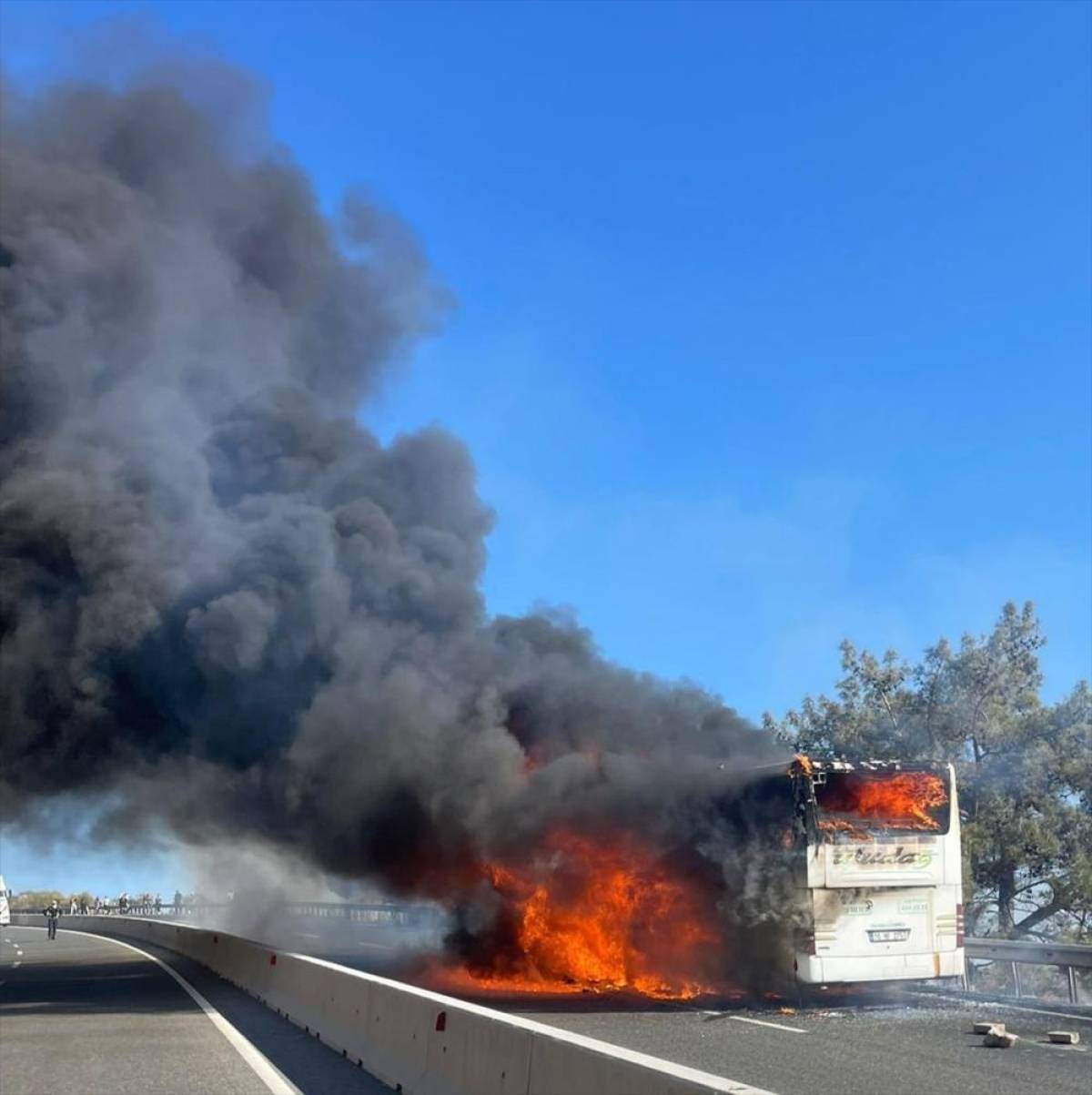 Muğla'da seyir halindeki yolcu otobüsünde çıkan yangın söndürüldü