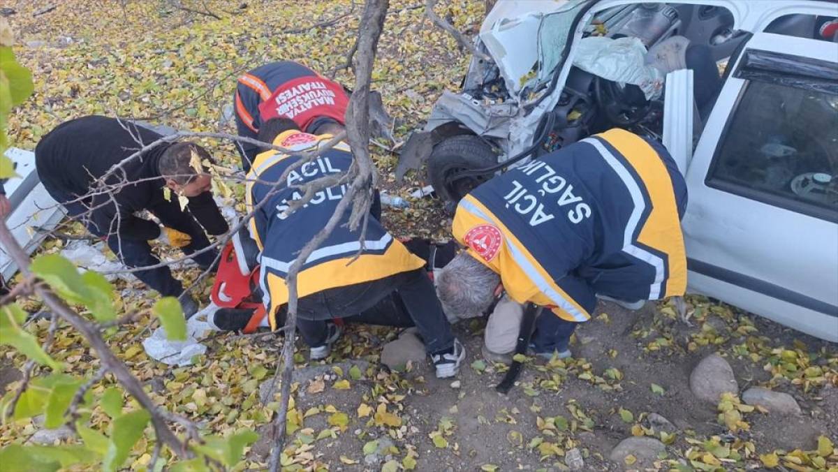 Malatya'da otomobilin devrilmesi sonucu 4 kişi yaralandı