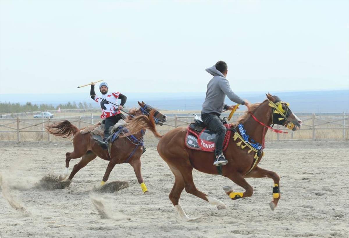 Kars'ta cirit sporcuları atlarını kış sezonuna hazırlıyor