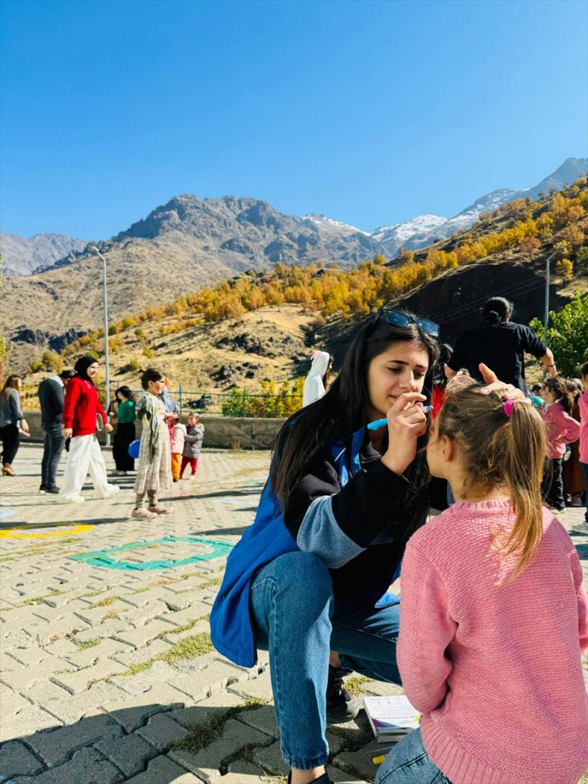 Hakkari'de gönüllüler, köylerdeki öğrencilere yönelik etkinliklerini sürdürüyor